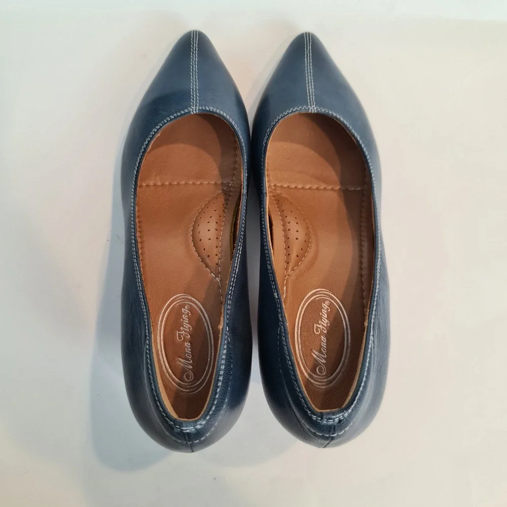 Mona Flying Navy Blue Leather Pointed Toe Kitten Heel Pumps US 8 EU 39 Classic‎